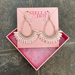 [NWT] Stella & Dot Pink Pegasus Earrings
